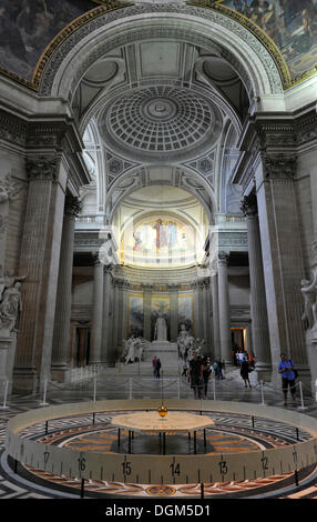 L'intérieur, de la renommée du Panthéon national avec le pendule de Foucault pour la preuve empirique de la rotation de la Terre Banque D'Images