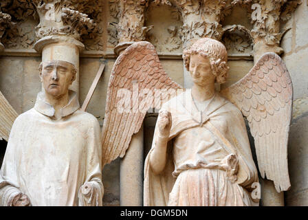 Friendly 'Angel', figure sur la façade ouest, la cathédrale Notre-Dame de Reims, UNESCO World Heritage Site, Reims, Champagne Banque D'Images