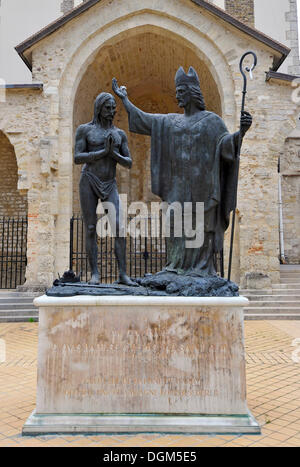 Statue de Saint Remigius baptise le roi Clovis en face de la Basilique Saint-Remi, église abbatiale, UNESCO World Heritage Site, Reims Banque D'Images