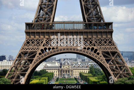 Terrasse inférieure de la Tour Eiffel, Tour Eiffel, avec Champ de Mars et l'Ecole Militaire, l'école militaire, à l'arrière, Paris Banque D'Images