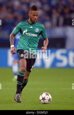 Gelsenkirchen, Allemagne. 22 octobre, 2013. Dennis Aogo Schalke passe le ballon au cours de la Ligue des Champions groupe e match de football entre le FC Schalke 04 et le FC Chelsea au stade de Gelsenkirchen à Gelsenkirchen, Allemagne, 22 octobre 2013. Photo : Federico Gambarini/dpa/Alamy Live News Banque D'Images