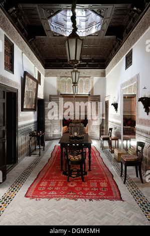 Superbe intérieur traditionnel marocain à Marrakech, accueil Banque D'Images