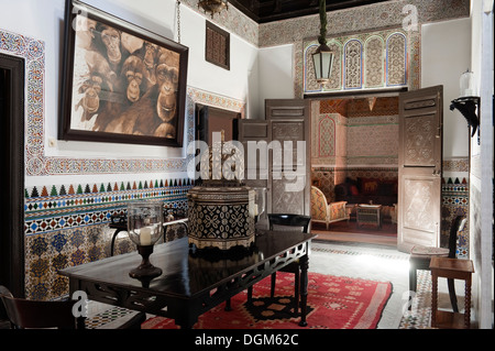 Superbe marocaine détaillées couloir avec carrelage en mosaïque et de la ferronnerie lampe de table Banque D'Images