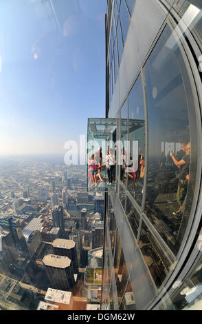 Visiteurs sur le 412 mètres de haut, la plate-forme d'observation Skydeck, la Willis tower, anciennement Sears Tower, Chicago, Illinois Banque D'Images