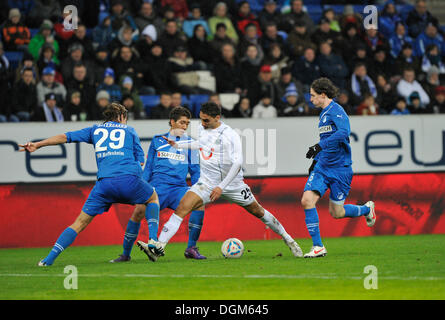 D'un duel contre trois, de gauche, Jannik Vestergaard, TSG 1899 Hoffenheim, Roberto Firmino, TSG 1899 Hoffenheim, Mohammed Banque D'Images