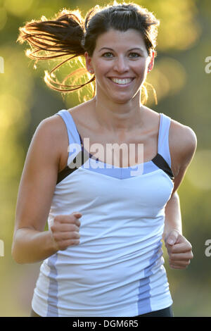 Young woman jogging, Stuttgart, Bade-Wurtemberg, PublicGround Banque D'Images