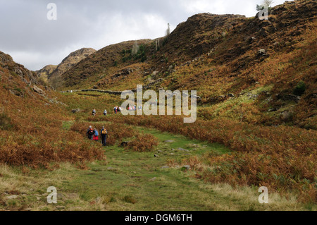 Un groupe de randonneurs sur le marche de MCG Bychan Parc national de Snowdonia Gwynedd au Pays de Galles Cymru UK GO Banque D'Images