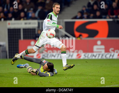 Bas DOST de VfL Wolfsburg, jouer à la balle, le gardien outplaying Tim WIESE de TSG 1899 Hoffenheim, Wirsol Rhein-Neckar-Arena Banque D'Images