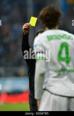 Arbitre Peter SIPPEL montrant une carte jaune à Roel BROUWERS de Borussia Moenchengladbach pour avoir commis une faute Banque D'Images