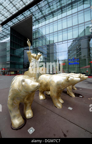 Golden Buddy Bear Quadriga dans la cour de la Neues Kranzler Eck Kurfuerstendamm, centre commercial City West, Charlottenburg Banque D'Images