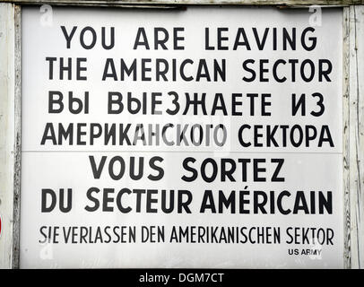 Réplique de l'enseigne à Checkpoint Charlie, "vous quittez le secteur américain", Berlin, Berlin, Allemagne Banque D'Images