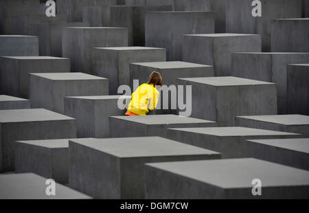 Mémorial aux Juifs assassinés d'Europe, l'enfant joue à cache-cache à l'Holocaust Memorial conçu par l'architecte Peter Banque D'Images