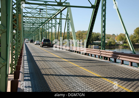 Le trafic à Cornwall Bridge. New Hope, Pennsylvanie. traversée de la rivière Delaware. United States Banque D'Images