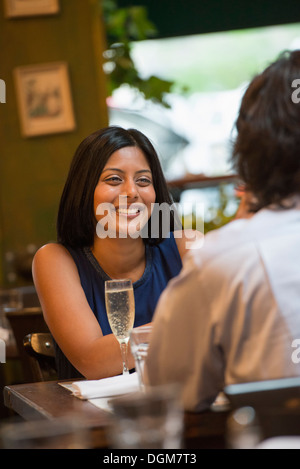 Les gens d'affaires. Un couple assis à une table à l'autre. Banque D'Images