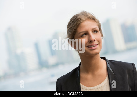 Une jeune femme blonde sur une rue de la ville de New York. Portant une veste noire. Banque D'Images