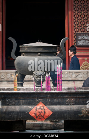 Brûleur d'encens devant Dalyuedian dans Hall Temple Dongyue taoist dans le district de Chaoyang, Beijing, Chine Banque D'Images