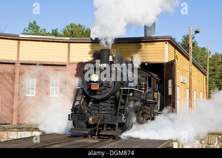 Vieille locomotive à vapeur, modèle 7470, en chassant de la chambre chauffage, Conway Scenic Railroad dans Conway, New Hampshire, usa Banque D'Images