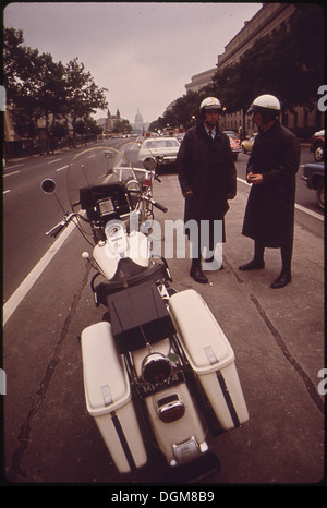 Des policiers motocyclistes sont vus sur les lieux d'un accident sur Pennsylvania Avenue, NW, à Washington, D.C. cette image capture la réponse des forces de l'ordre à un incident de la circulation dans une grande zone urbaine. Banque D'Images