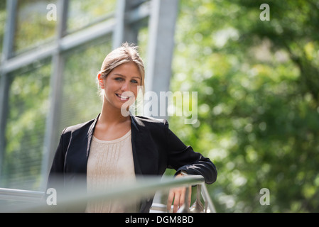 Une jeune femme blonde sur une rue de la ville de New York. Portant une veste noire. Banque D'Images