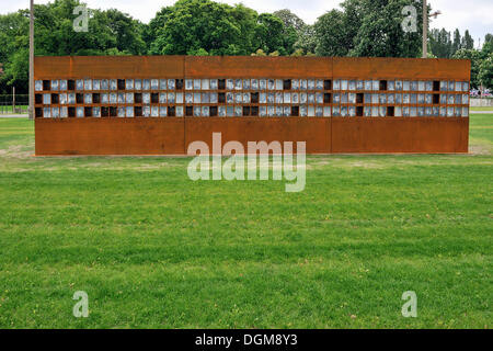 Photo prise avec des photos de victimes connues qui sont morts en tentant de franchir le Mur de Berlin, mur de Berlin, le site du mémorial, Bernauer Strasse Banque D'Images