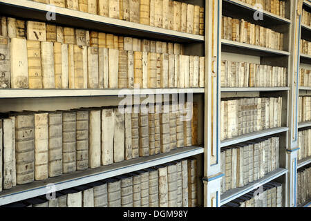 De très vieux livres, bibliothèque, le monastère de Strahov, le château de Prague, Hradcany, Prague, la Bohême, République Tchèque, Europe Banque D'Images