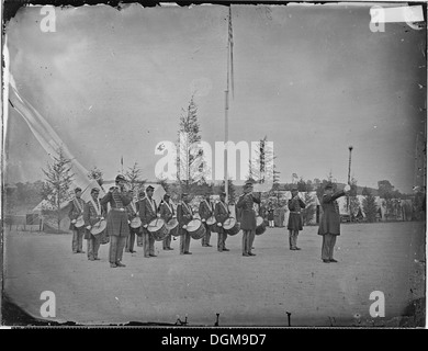 Un corps de tambours régimentaires se produisant, mettant en valeur la discipline et la coordination des musiciens militaires. Le corps joue un rôle vital dans la tradition militaire et les cérémonies. Banque D'Images