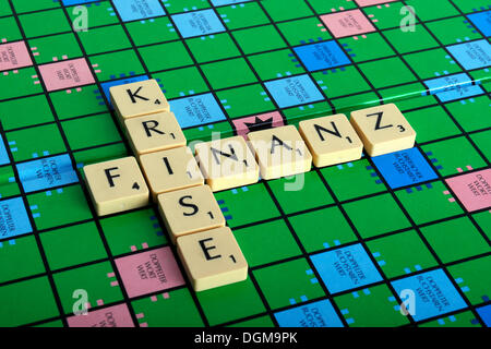 Scrabble lettres formant les mots Finanz et Krise, Allemand de la crise financière Banque D'Images