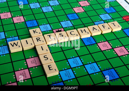 Scrabble lettres formant les mots Wirtschaft et Krise, Allemand pour crise économique Banque D'Images