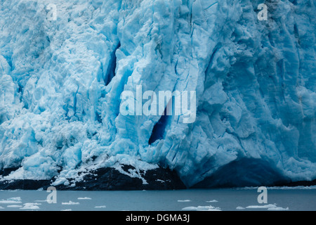 Gros plan du pied du glacier bleu et des icebergs dans l'eau en Alaska Banque D'Images