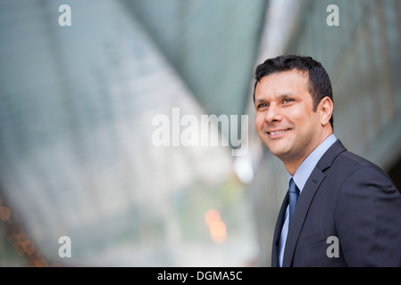 Les gens d'affaires. Un homme d'affaires latino dans vêtements d'affaires. Banque D'Images