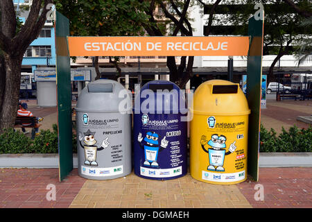 Conteneurs pour le tri des déchets dans le centre historique de la ville de Guayaquil, Equateur, Amérique du Sud Banque D'Images