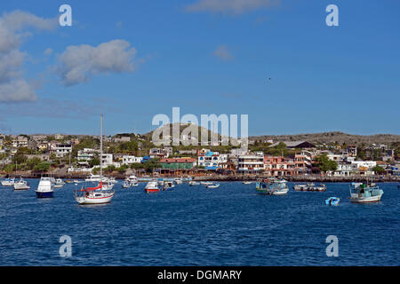 Vue depuis un bateau vers le port de Puerto Baquerizo Moreno, San Cristobal Island, îles Galapagos, Equateur, Amérique du Sud Banque D'Images