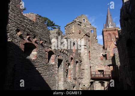 Des îles Orcades, en Écosse. Palais des évêques de Kirkwall, avec la flèche de la cathédrale St Magnus en arrière-plan. Banque D'Images