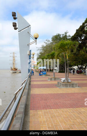 Vue sur le front de mer de Malecon parc sur les rives du Rio Guayas, Guayaquil, Equateur, Amérique du Sud Banque D'Images