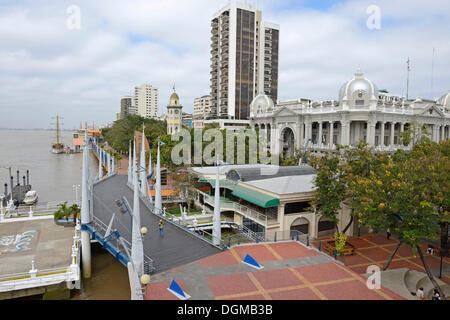 Vue sur le front de mer de Malecon parc sur les rives du Rio Guayas, Guayaquil, Equateur, Amérique du Sud Banque D'Images