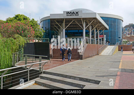 Cinéma IMAX sur le front de mer de Malecon parc sur les rives du Rio Guayas, Guayaquil, Equateur, Amérique du Sud Banque D'Images