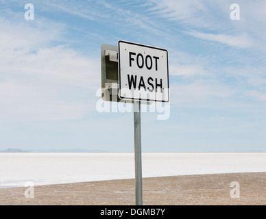 Un signal d'information, lavage de pied, au bord de la Bonneville Salt Flats. Banque D'Images