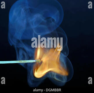 L'allumette enflammée, avec fumée bleue Banque D'Images