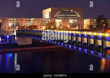 Gustav Heinemann pont traversant la rivière Spree en face de la chancellerie, dans la soirée, Berlin, Berlin, Berlin Banque D'Images