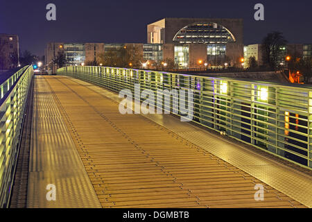 Gustav Heinemann pont traversant la rivière Spree en face de la chancellerie, dans la soirée, Berlin, Berlin, Berlin Banque D'Images