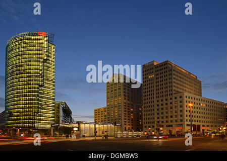 Bahnturm tower, gauche, Beisheim Center avec le Ritz Carlton Hotel, droite, Potsdamer Platz, à la brunante, Mitte, Berlin, Berlin Banque D'Images