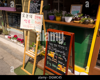 Menu écrit de café dans le village de Bukchon Hanok, Séoul, Corée Banque D'Images