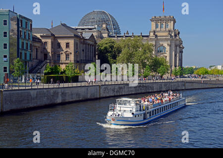 Bateau à passagers sur la rivière Spree dans le quartier du gouvernement, du Reichstag, Berlin, Allemagne Banque D'Images