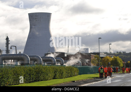 Les travailleurs qui quittent l'usine Ineos après avoir entendu la décision sur l'usine. L'usine pétrochimique se ferme. Banque D'Images