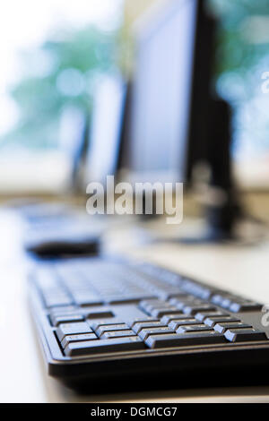Les moniteurs, claviers et souris dans une classe de formation Banque D'Images
