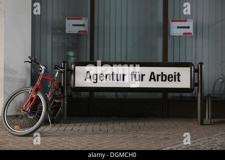 Les vélos garés à côté de la pancarte "Agentur für Arbeit', l'allemand pour l'emploi, Cologne, Rhénanie-du-Nord - Westphalie, Banque D'Images