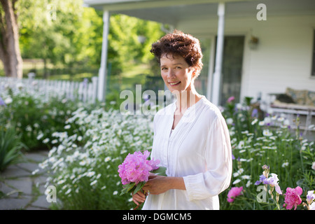 Ferme biologique. Fête de l'été. Une femme tenant un bouquet de fleurs. Banque D'Images