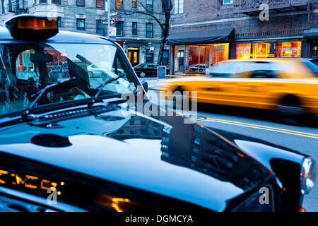 La course en passant par New York, Londres un taxi garé sur le bord de la route, New York City, NY, USA Banque D'Images