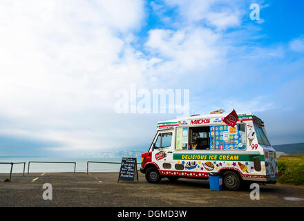 Une glace van est garé sur un parking au-dessus de la côte de la baie de Compton sur l'île de Wight, Angleterre, Royaume-Uni, Europe Banque D'Images