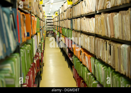 Lignes de fichier papier des dossiers de patient sur des étagères à Tameside Hôpital général. Ces fichiers seront sur une base de données à l'avenir. Banque D'Images